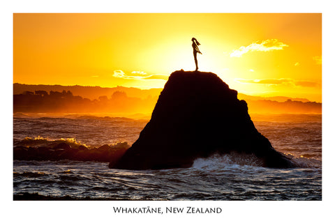 672 - Post Art Postcard - Whakatane Statue