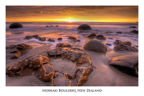 725 - Post Art Postcard - Moeraki Boulders Dawn
