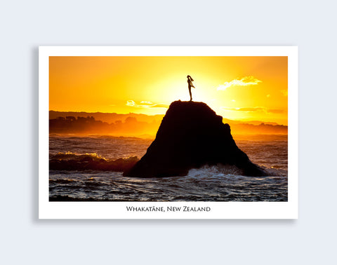 672 - Post Art Postcard - Whakatane Statue