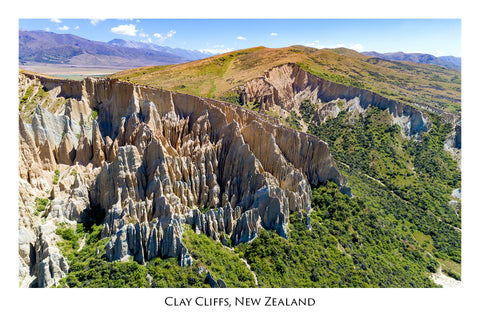 654 - Post Art Postcard - Clay Cliffs Omarama