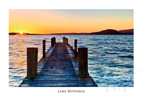 N32 - Post Art Postcard - Lake Rotorua Sunrise